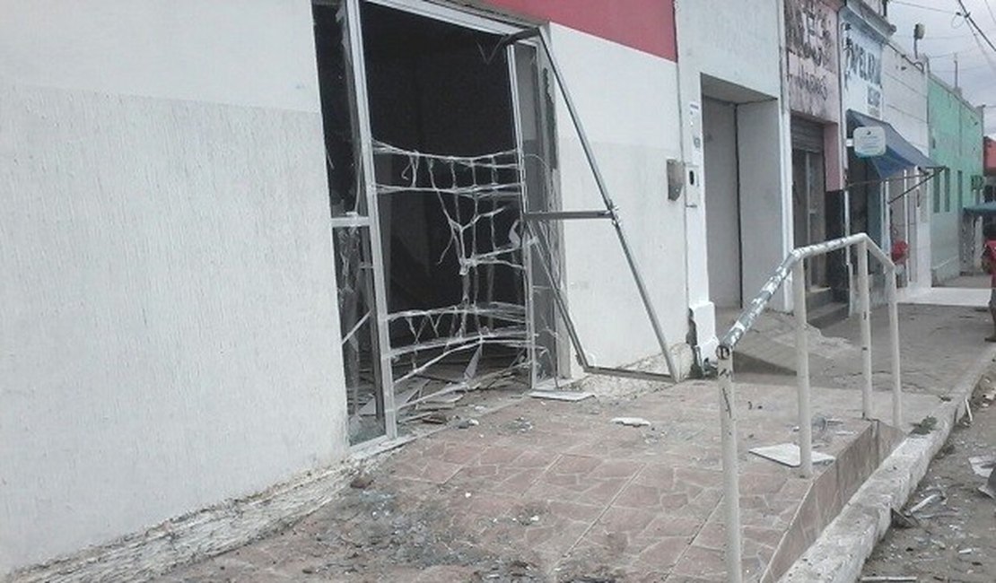 Criminosos explodem caixa eletrônico em Chã Preta
