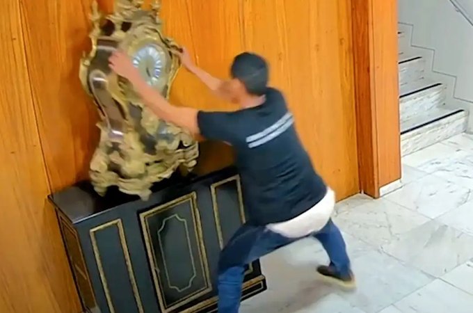 Justiça solta homem que quebrou relógio histórico em atos golpistas