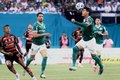 Flamengo vence Palmeiras e encosta na liderança do Brasileirão