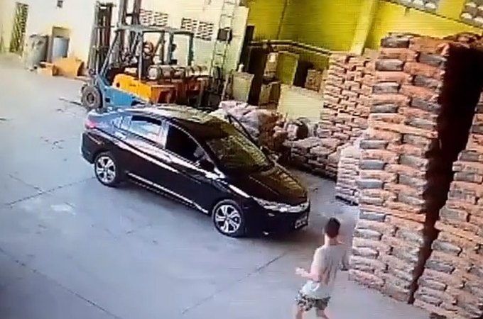 Vídeo. Pilha com sacos de cimento desaba em cima de carro estacionado em distribuidora