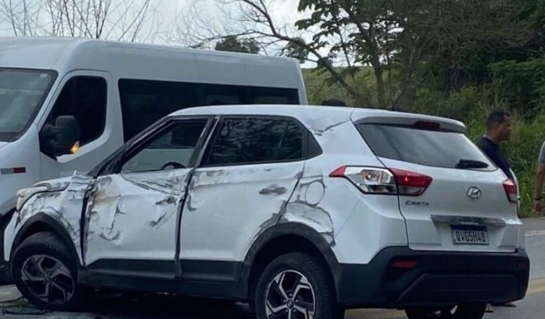 Filha de prefeito de União dos Palmares sofre acidente em carro na BR 104, em Branquinha