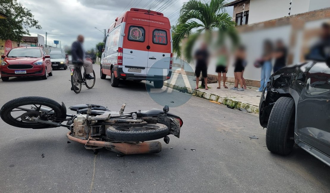 Motociclista avança placa de pare, colide em carro e fica ferido em Arapiraca