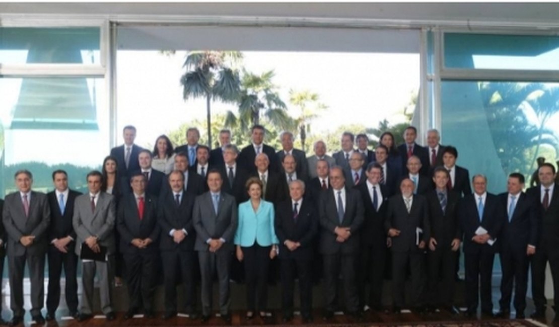 Aos governadores, Dilma diz que País tem condições de se recuperar