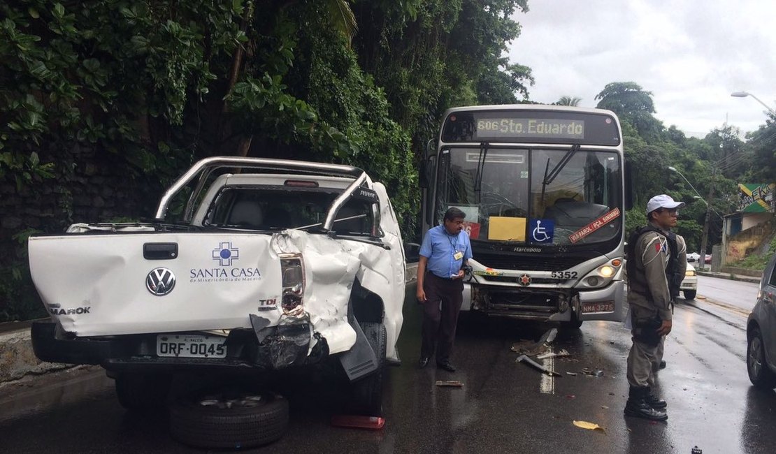 Acidente entre carro e ônibus na Ladeira Geraldo Melo deixa duas pessoas feridas