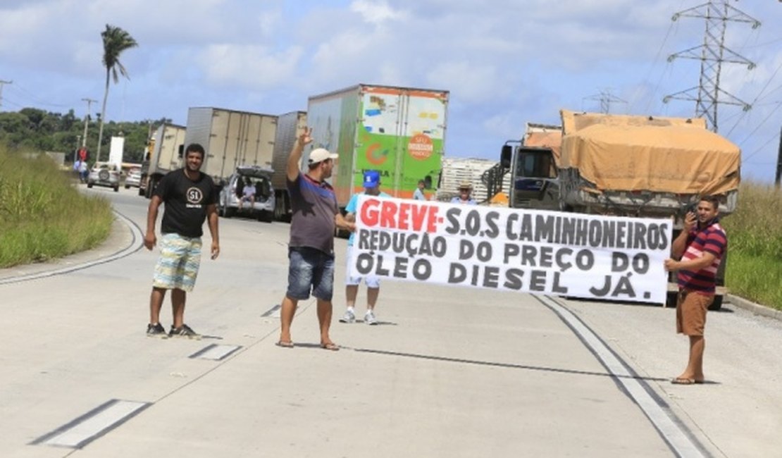 Caminhoneiros seguem com interdição na BR-101, em Messias