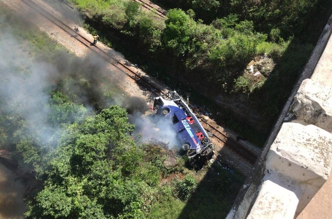 Vídeo. Bombeiros socorrem vítimas de acidente de ônibus alagoano em Minas Gerais