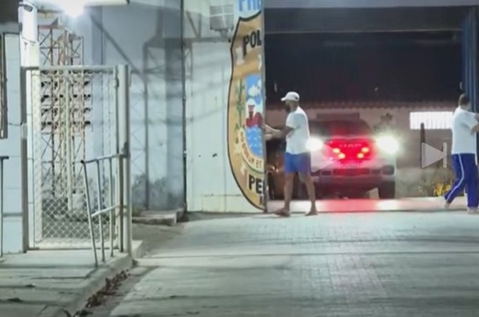 Fernando Collor já deixou o presídio e cumprirá prisão domiciliar em cobertura de luxo de frente para o mar em Maceió