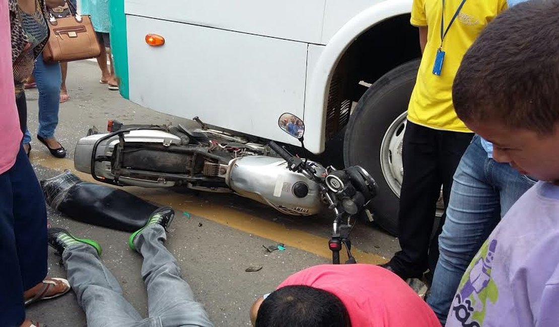 Colisão entre ônibus e moto deixa dois feridos no centro de Arapiraca