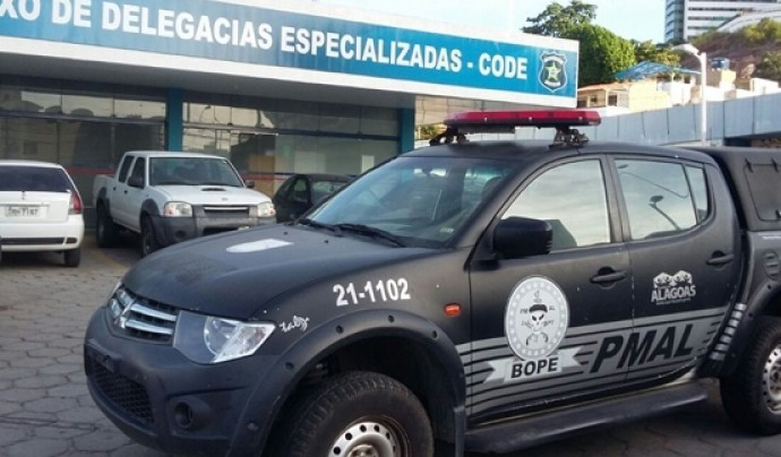 Suspeitos de assalto efetuam disparos, atingem viatura da PM e fogem