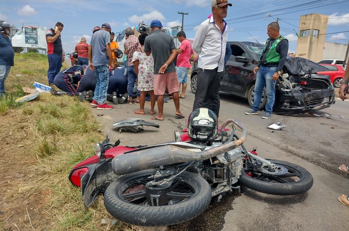 Motociclista invade a contramão após ultrapassagem e bate de frente com carro em Arapiraca