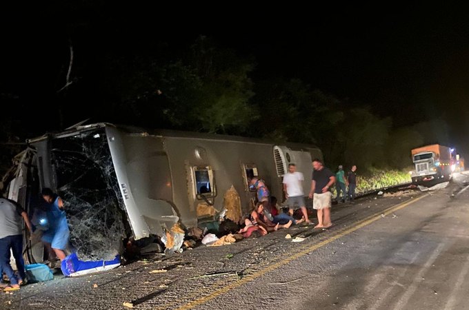 Trágico acidente com ônibus deixa ao menos 13 mortos e dezenas de feridos na BR 423, no Agreste de Pernambuco