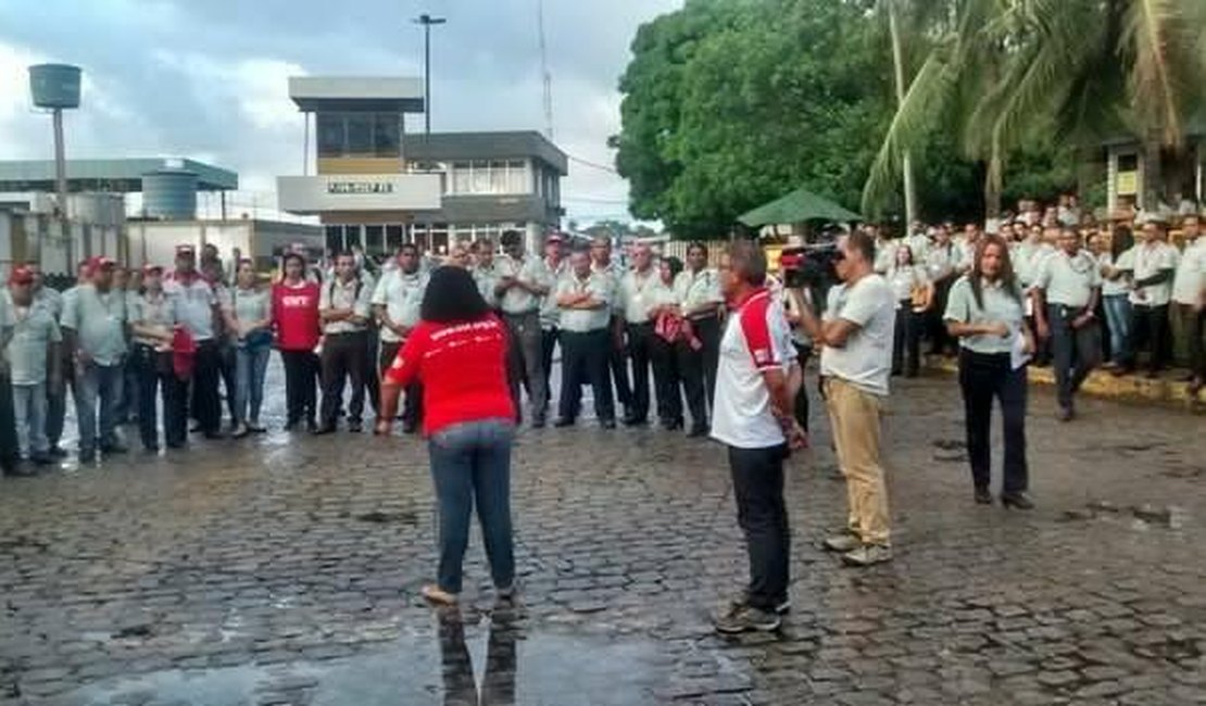 Rodoviários ocupam Durval de Góes Monteiro e impedem circulação de ônibus interestaduais