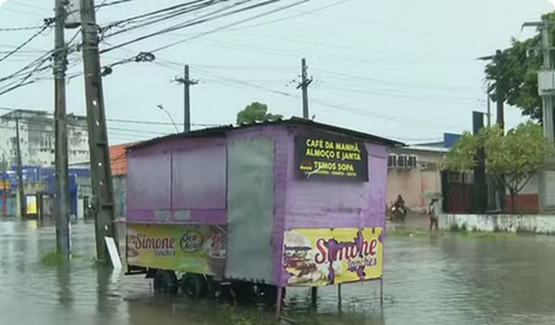 Chuva no Grande Recife: duas pessoas morrem após levar choque elétrico em avenida alagada