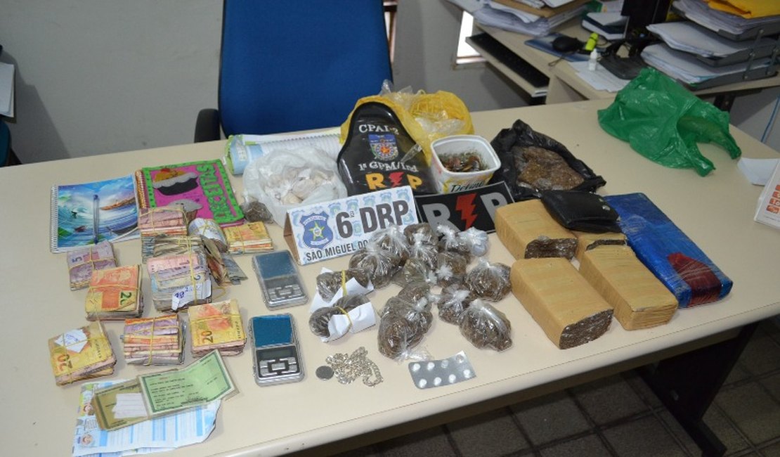 Polícia apreende mais de R$ 12 mil em drogas e quatro pessoas são detidas