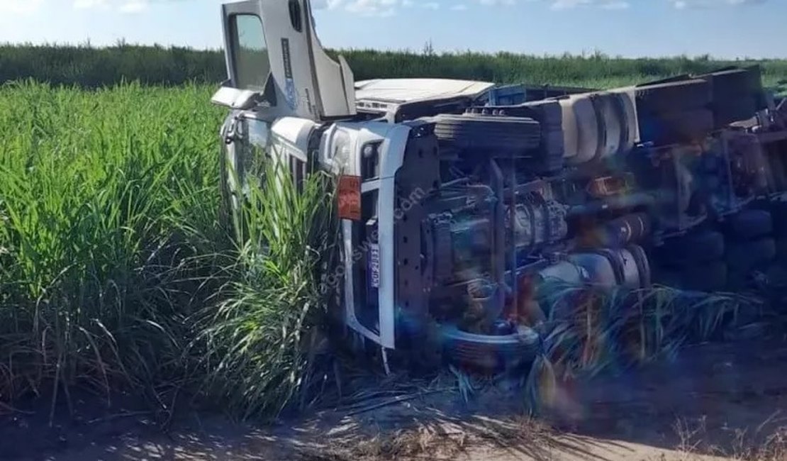 Motorista fica ferido em acidente com carreta na BR 101, em São Miguel dos Campos
