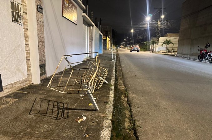 Motociclista perde controle e bate em lixeiras de metal e fica ferido, em Arapiraca