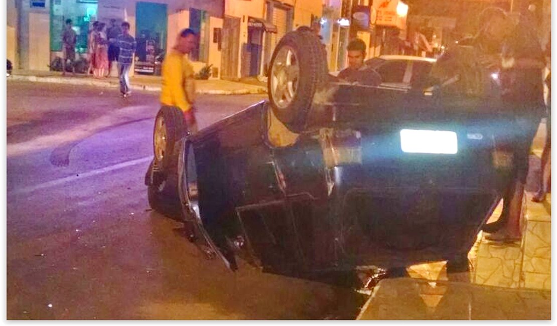 Carro capota em cruzamento no Centro de Arapiraca