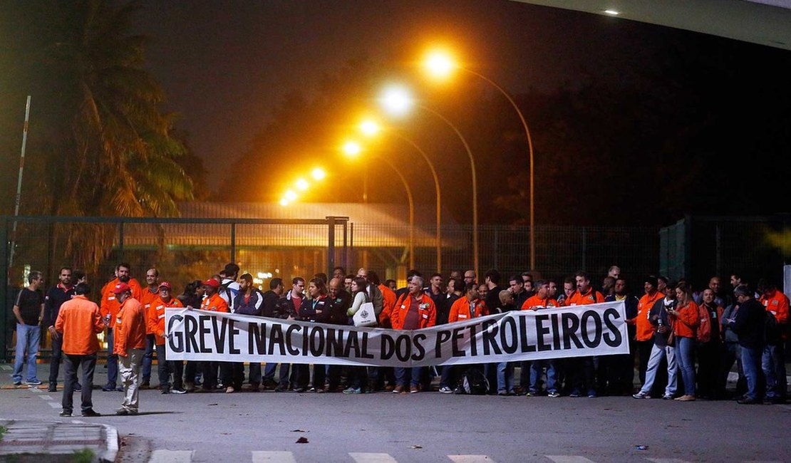 Petroleiros iniciam greve de 72 horas nas refinarias, diz federação