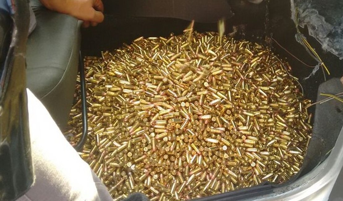 PF flagra 9,2 mil munições escondidas em carro