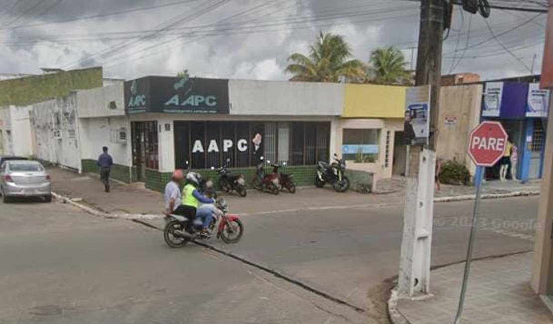 Batida entre carro e moto em cruzamento deixa passageiro ferido no Centro de Arapiraca