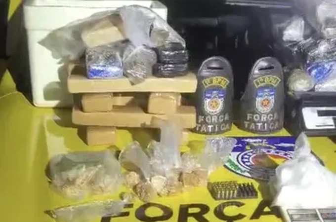 Operação da PM apreende mais de 21 kg de drogas em casa abandonada, em Maceió