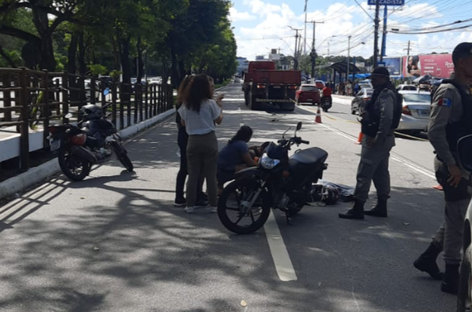 Mulher morre após ser atropelada por caminhão, em Maceió