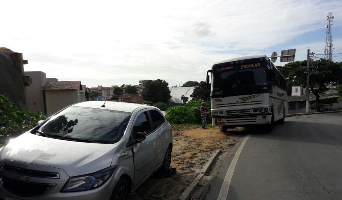 Carro e ônibus escolar colidem na Ladeira Geraldo Melo, em Maceió