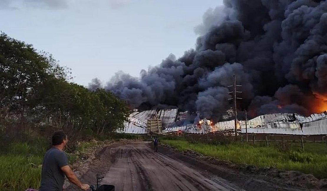 Incêndio de grandes proproções atinge fábrica da Cacau Show no Espírito Santo