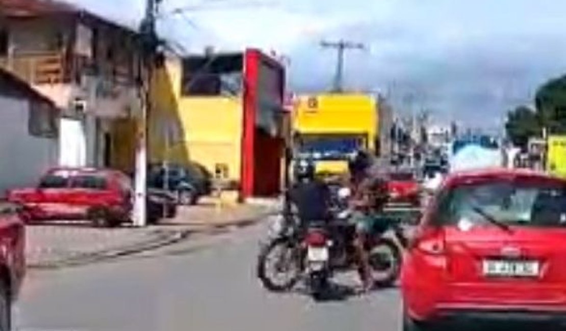 Vídeo flagra acidente entre motociclistas em via de Arapiraca