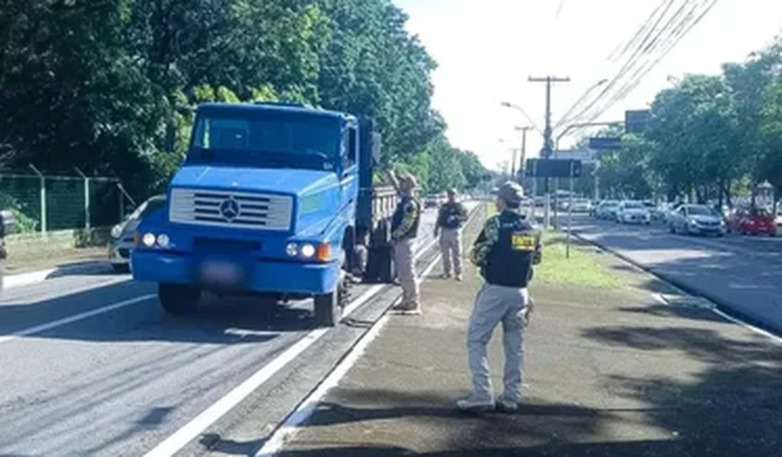 Operação Fluidez autua 23 veículos na Fernandes Lima por circulação irregular