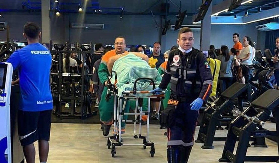 Homem é socorrido pelo Samu após acidente durante exercício, em academia de Maceió