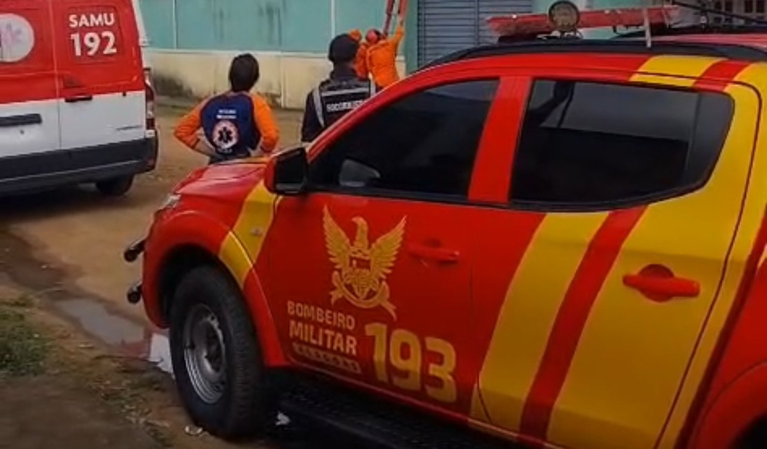 Homem tem possível surto psicótico e passa horas no telhado de residência em Arapiraca