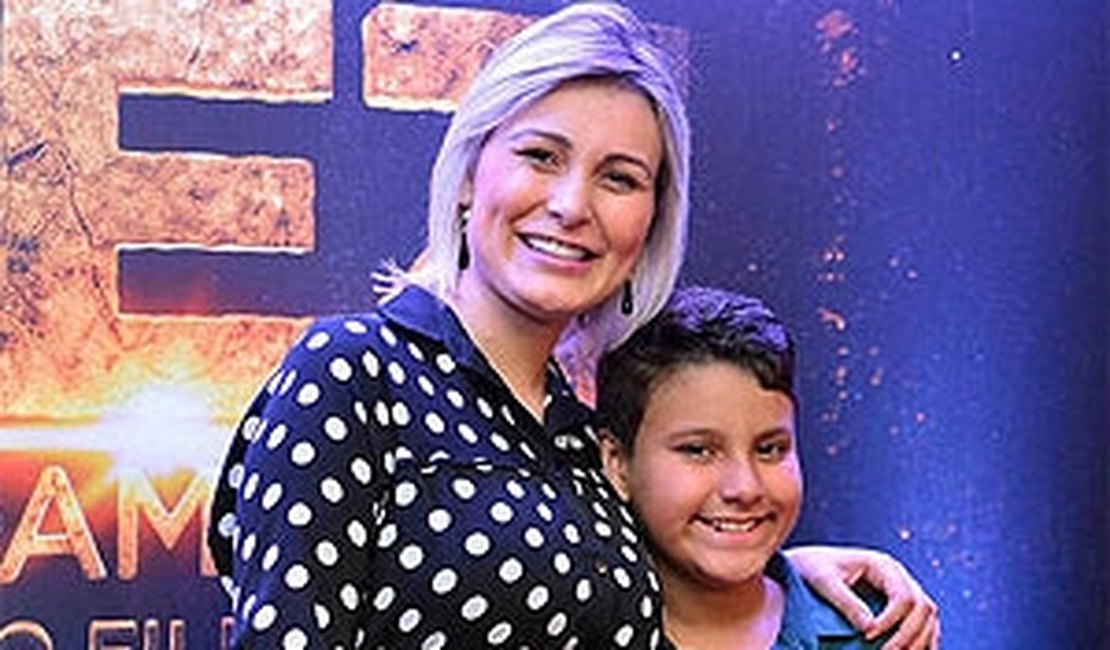 Andressa Urach se emociona em pré-estreia de ‘Os Dez Mandamentos’