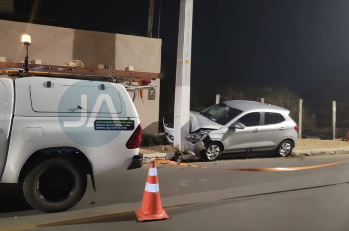 Condutora perde controle de veículo após ser fechada e colide com poste no bairro Cavaco, em Arapiraca