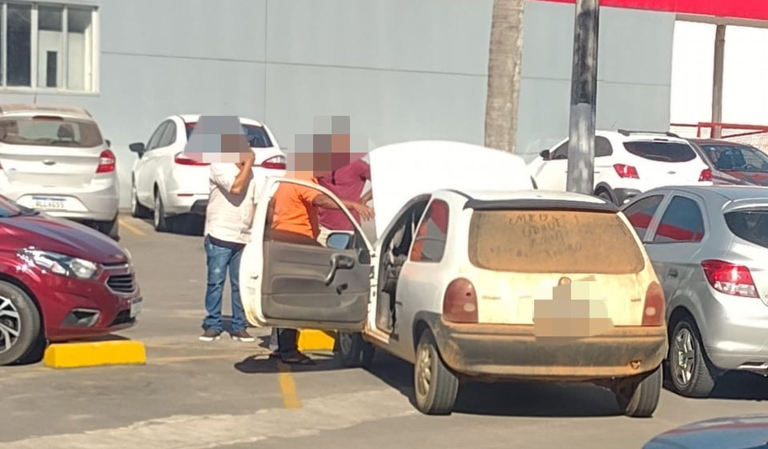 Carro tem princípio de incêndio em estacionamento de hospital, em Arapiraca