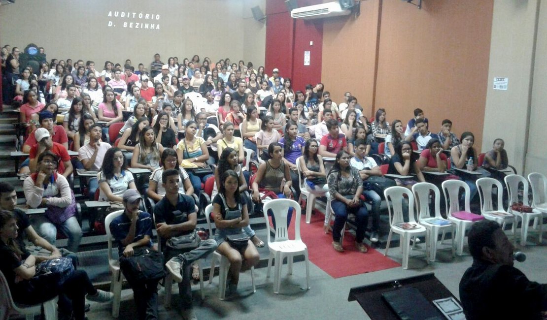 Professores promovem aulão para 210 alunos da rede pública de Arapiraca