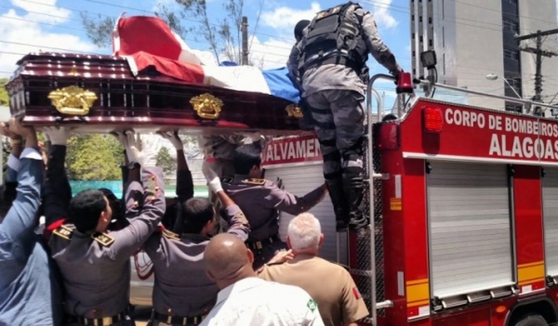 Familiares e amigos dão o último adeus a ex-comandante da PM de AL