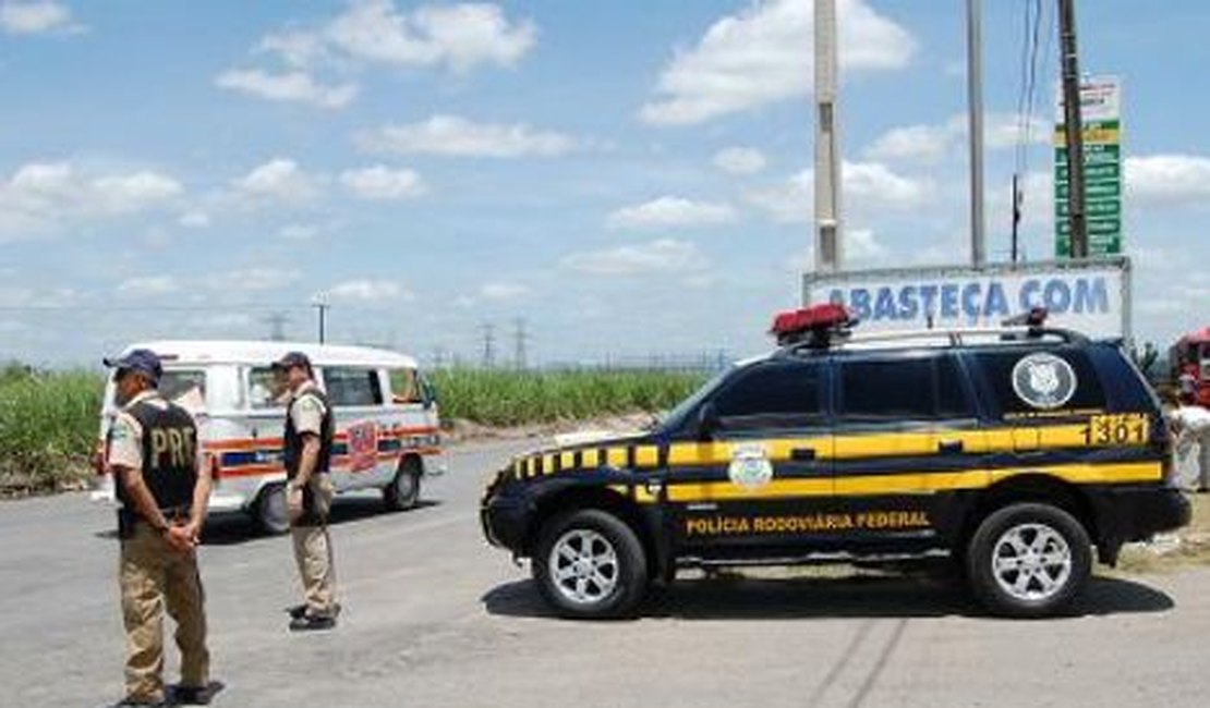 PRF recupera dois veículos e prende três pessoas em Alagoas