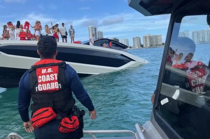 Mais de 30 pessoas são resgatadas após naufrágio de iate em Miami