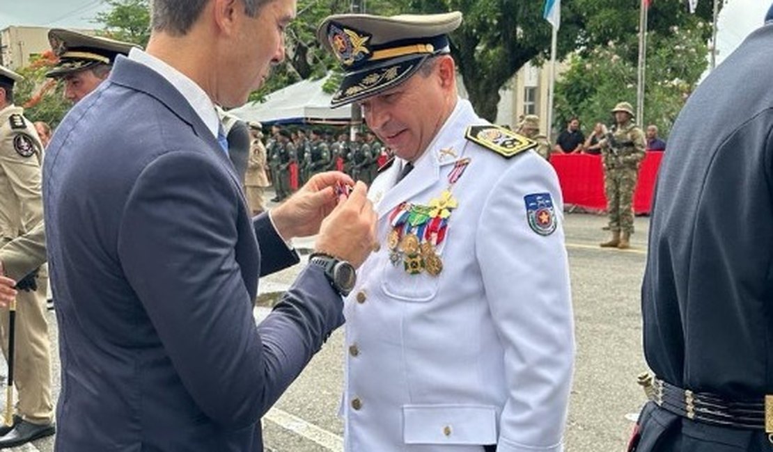 Comandante geral da PM de Alagoas é condecorado a medalha da PM da