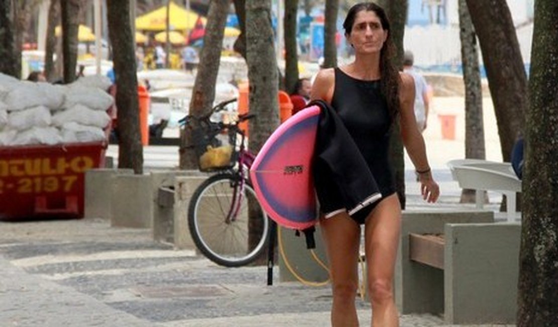Cynthia Howlett exibe corpo malhado mas esconde bumbum com prancha