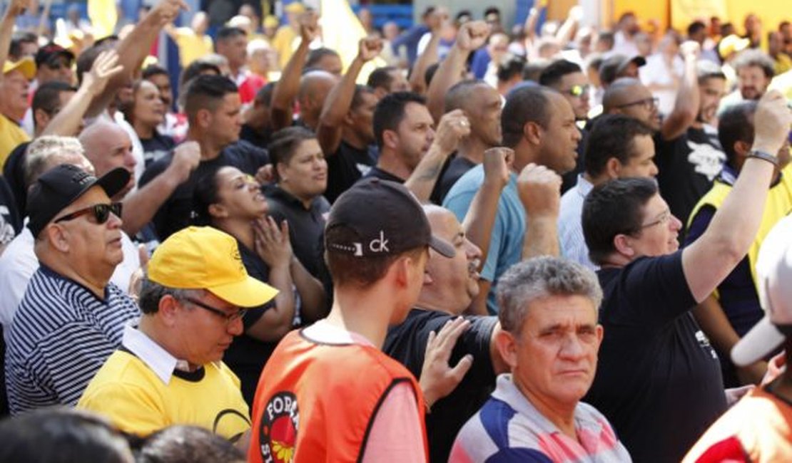 Confira quais categorias paralisam atividades na greve geral desta sexta (28), em AL