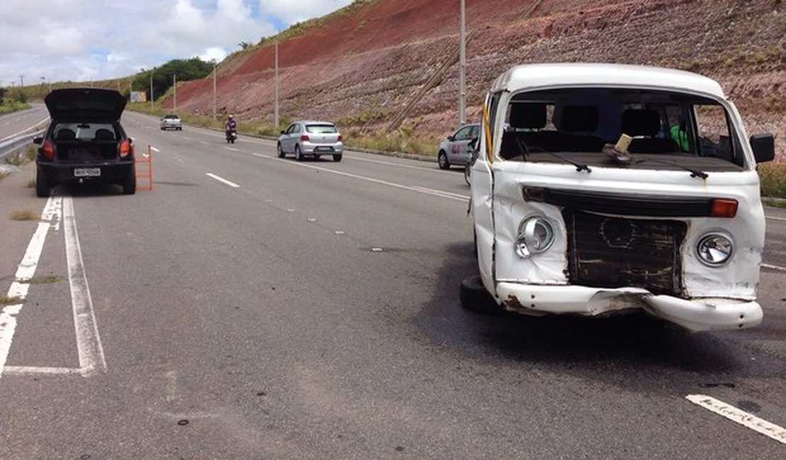 Veículo capota na rodovia AL-101 Sul, na Barra de São Miguel, e deixa feridos