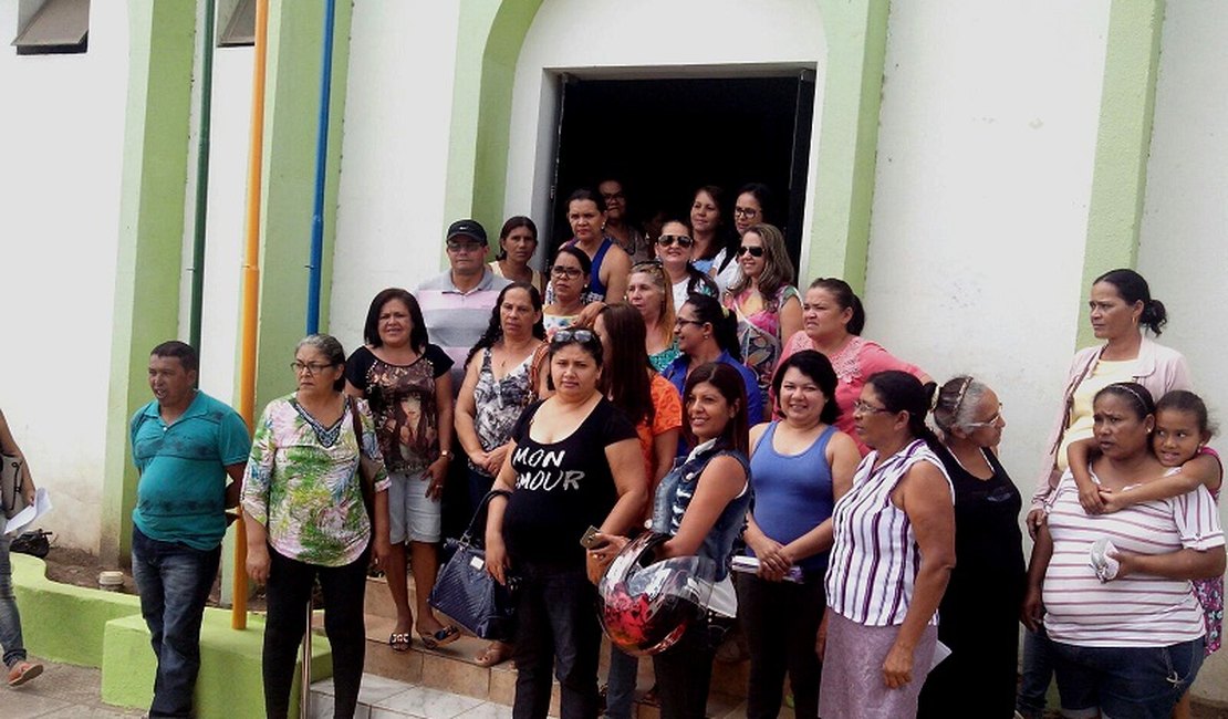 Professores ocupam prefeitura de Lagoa da Canoa em protesto contra descontos salariais