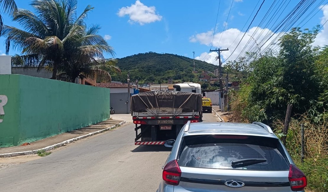 Colisão traseira entre caminhão e carro de passeio é registrada em Coité do Noia
