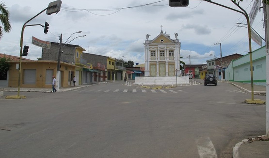 Dupla invade casa paroquial, rende padre e rouba veículo em Murici