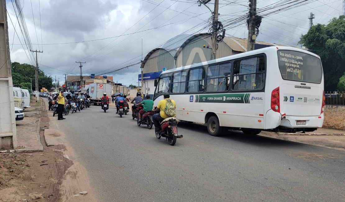 Entregador colide moto em traseira de micro-ônibus da linha Feira Grande/Arapiraca no bairro Guaribas