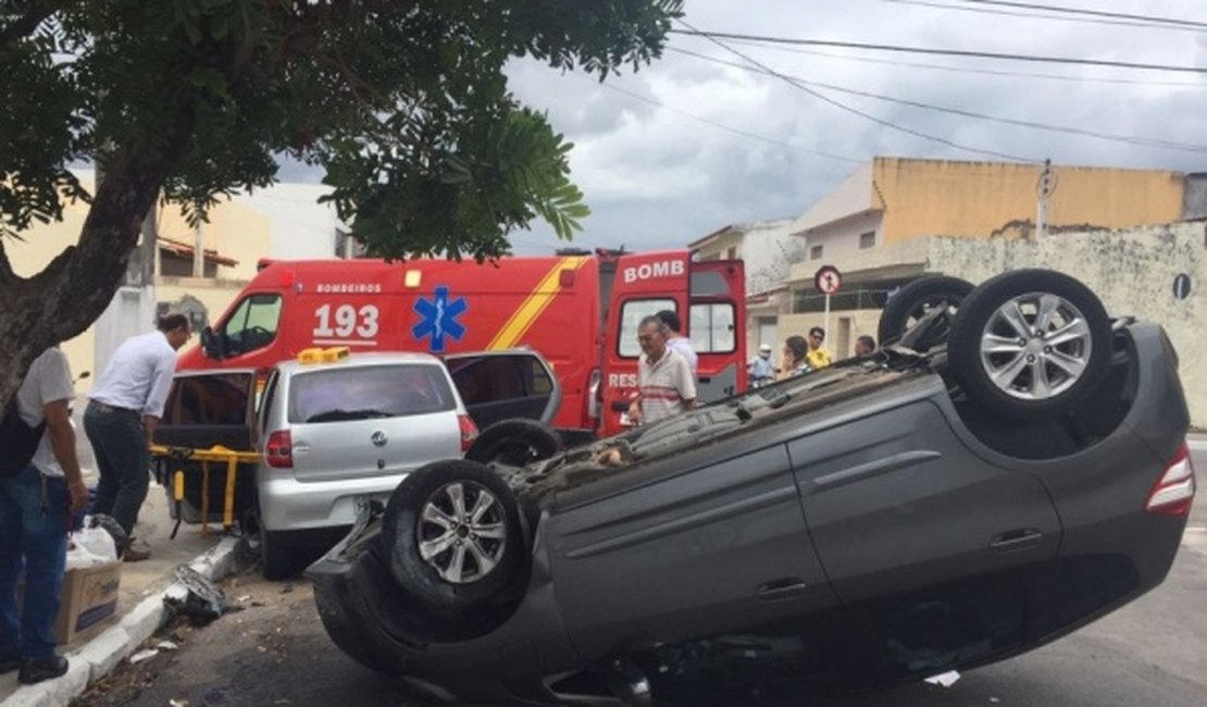 Grávida fica ferida em acidente de carro na Jatiúca, em Maceió