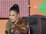 Simone Mendes ganha galinha de presente durante show no São João de Campina Grande e adota animal no palco