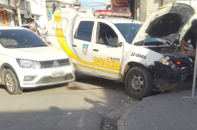 Motorista avança placa de pare e carro atinge viatura do pelotão de Águias do 3° BPM; uma pessoa ficou ferida